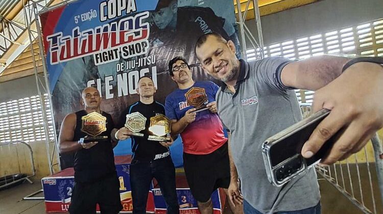 Bosquinho e os campeões da quinta Copa Tatames Fight Shop de Jiu-Jítsu - Manaus - 1 nov 2025 - foto 1 - by Emanuel Mendes Siqueira